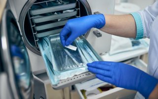 Laborant pripravuje sterilizáciu materiálu v autokláve.